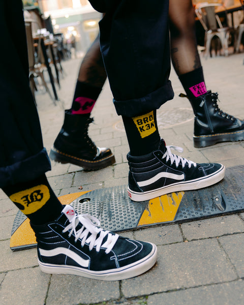 "BROK3N" Socks Yellow & Black on feet