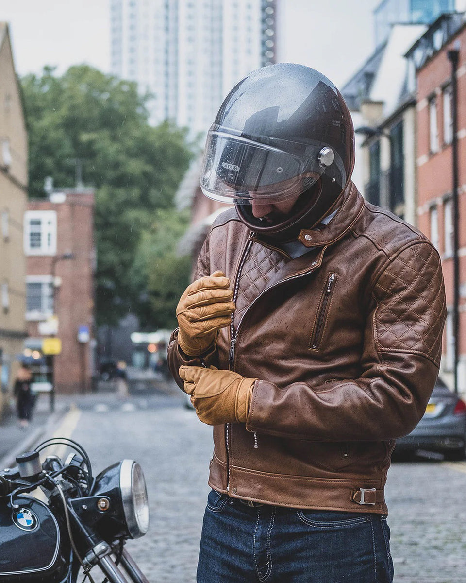 Goldtop Short Cuff Bobber Glove tan worn by model